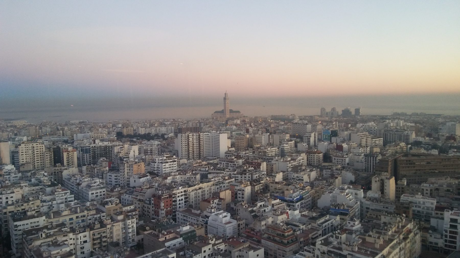 Vue de Casablanca au lever du soleil avec la mosquée Hassan II